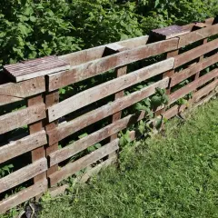 Jak zrobić ogrodzenie z palet - proste kroki do pięknego płotu