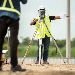 Co robi geodeta w terenie? Kluczowe zadania i ich znaczenie