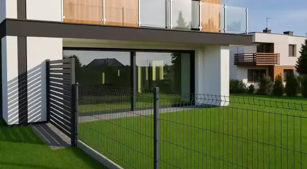 Jak postawić płot - uniknij najczęstszych błędów i kosztów