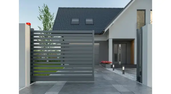 Jaki fundament pod bramę przesuwną? Kluczowe wymiary i porady budowlane
