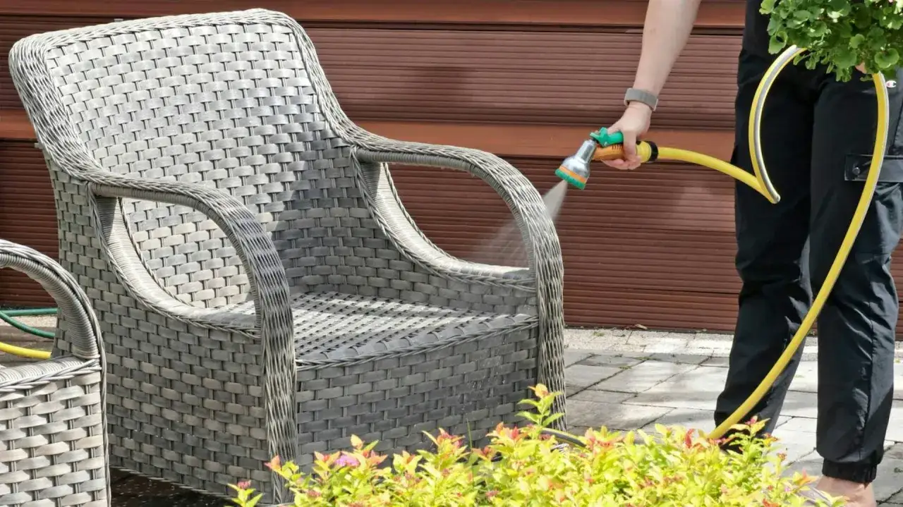 Zdjęcie Skuteczne sposoby na to, czym wyczyścić plastikowe meble ogrodowe