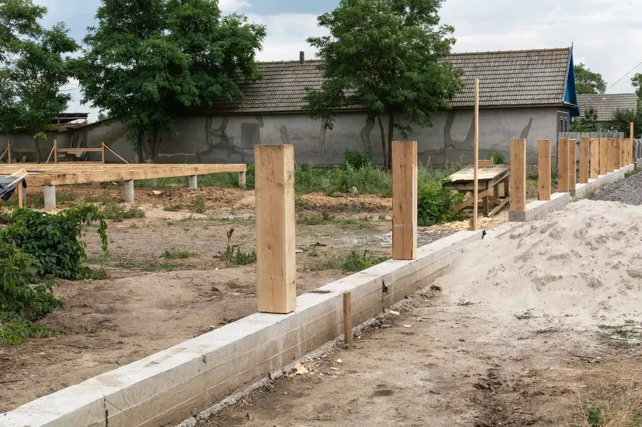 Zdjęcie Jak zrobić fundament pod płot, aby uniknąć błędów i kosztów?