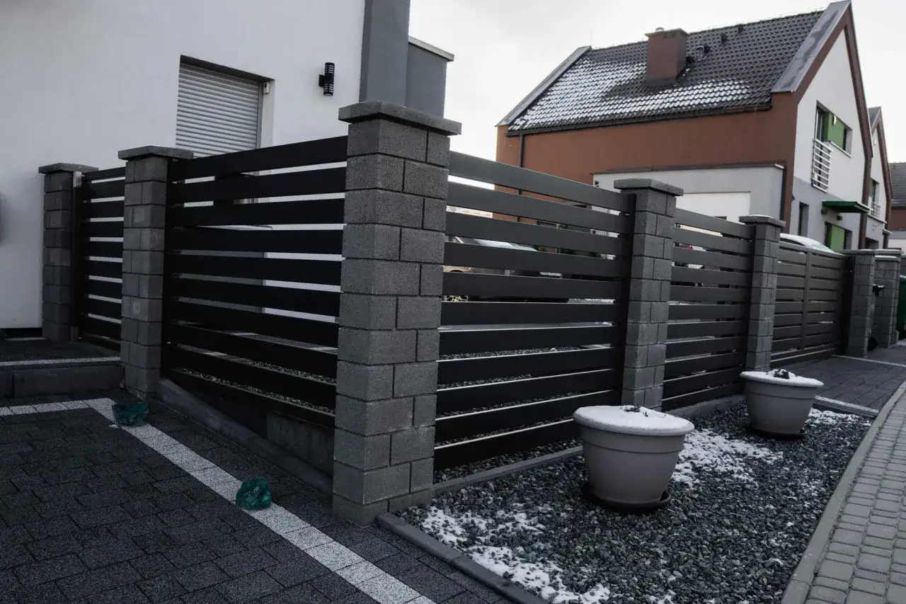 Zdjęcie Jak wysoki może być płot? Przepisy i maksymalne wysokości ogrodzeń