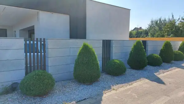 Jak ozdobić płot betonowy, aby zyskał nowy, atrakcyjny wygląd
