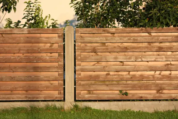 Jak łatwo i szybko zamontować płot lamelowy – krok po kroku